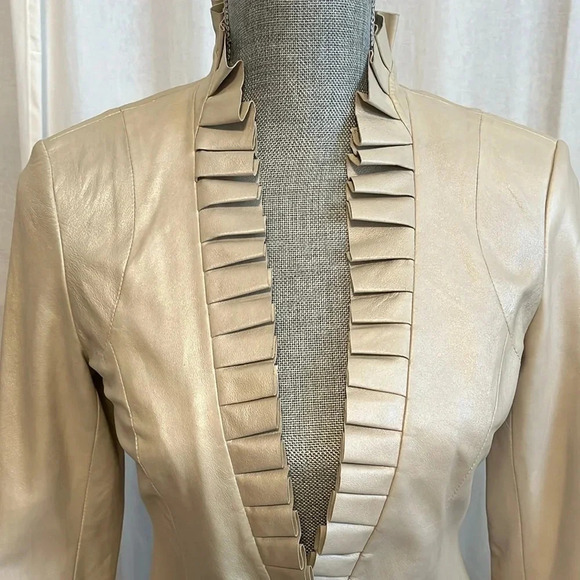 WHITEHOUSEBLACKMARKET NWOT Cream Leather Blazer Pearl Frill Detail, Size XXS/S - Picture 3 of 9